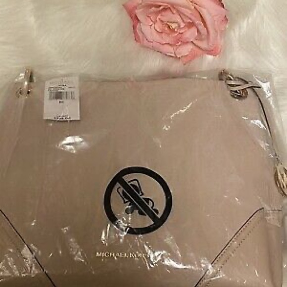 Michael Kors - Nicole Medium Leather Shoulder Bag - Ballet - Picture 11 of 12